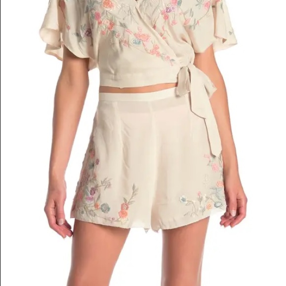 Nordstrom/Love Sam: Jardin Embroidered Shorts - Picture 4 of 4